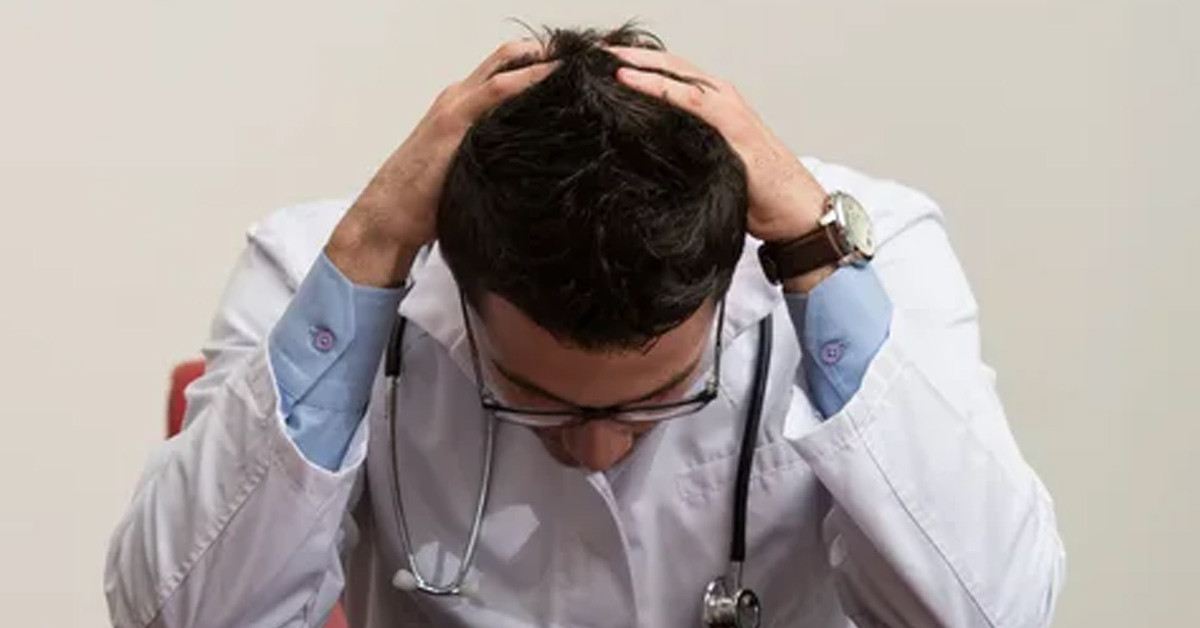 Telefon bahanesi ile odaya çağırdı