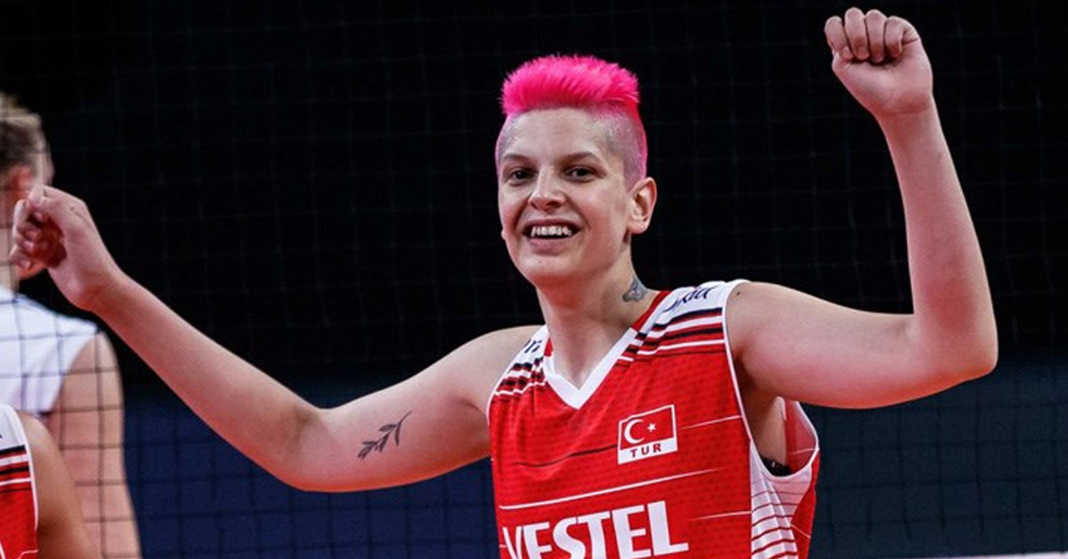 Teyzelerle dalga geçti