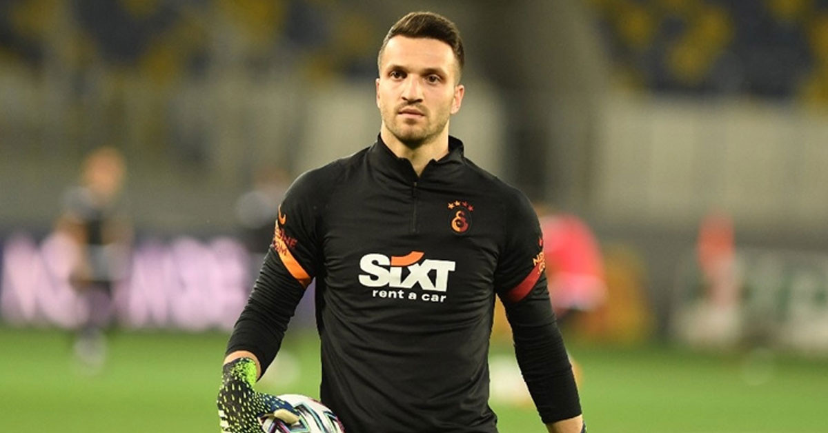 Muslera'nın arkasında bekleyeceğini düşünüyor