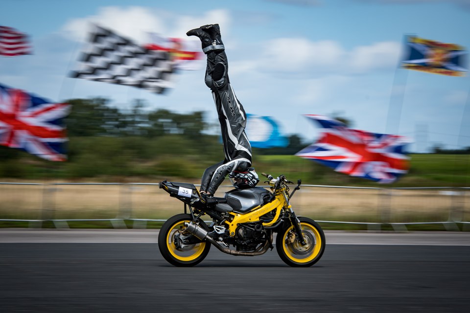 AMUDA KALKARAK EN HIZLI MOTOSİKLET SÜREN KİŞİ