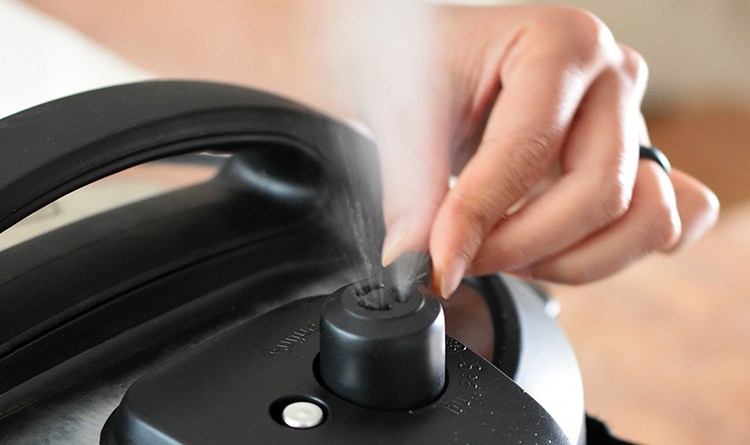 Düdüklü tencerenin hava çıkışı bölümünün temizliğine çok dikkat etmelisiniz