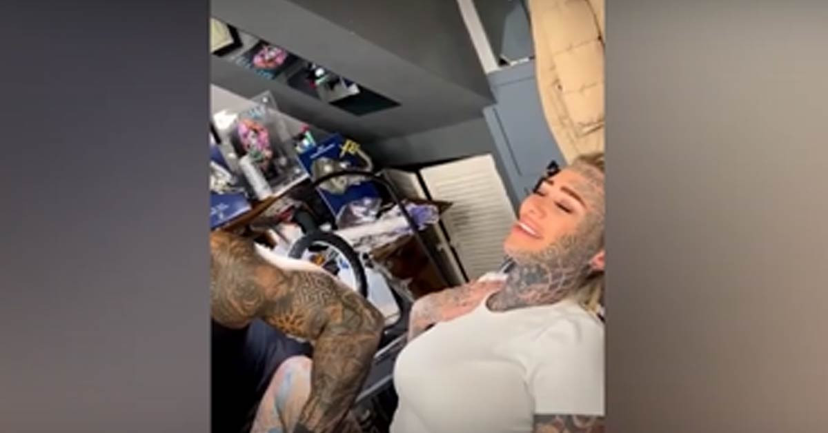 Cinsel organına dövme yaptırdı