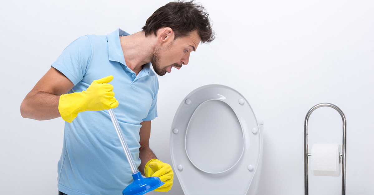 Tamirci borudan kondom çıkardı