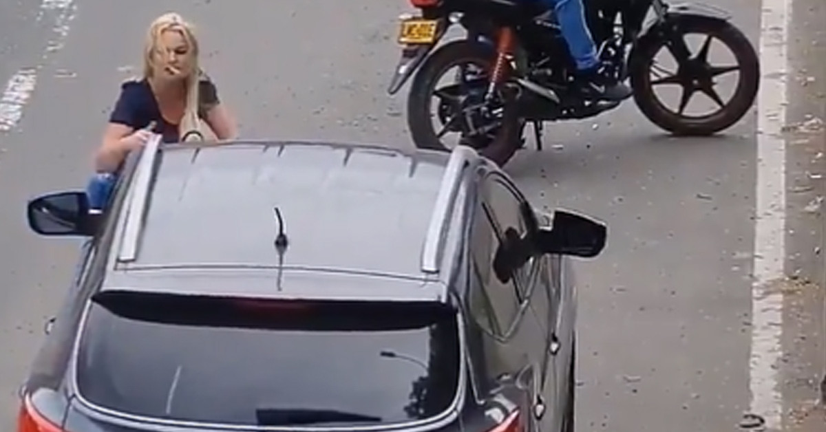 Arabayı tanıyınca önünde durdu