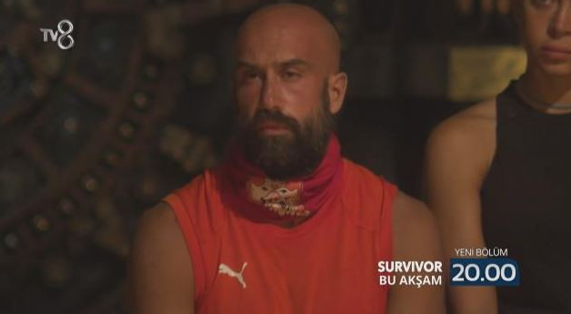 ÖNCE YARIŞMACILARIN SONRA DA SUNUCUNUN ÜSTÜNE YÜRÜDÜ