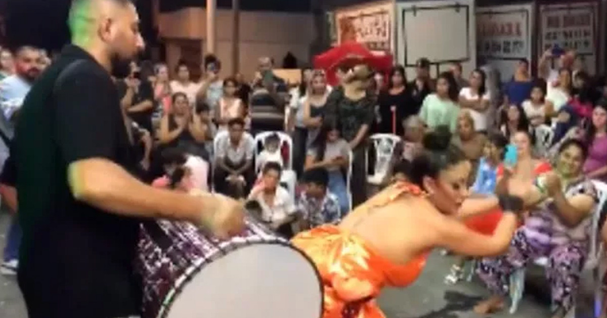 Kalça dansı yaptı