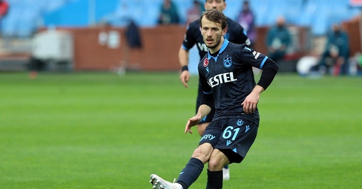 HANGİ MEVKİDE OYNUYOR?