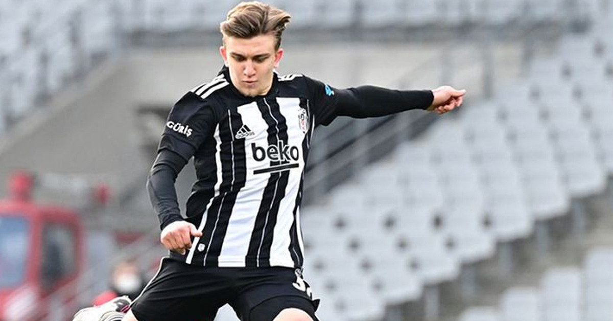 HANGİ MEVKİDE OYNUYOR?