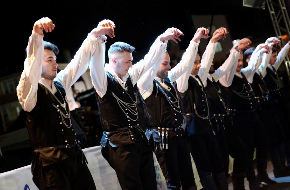 Horon, Halay, Zeybek, Kolbastı, Kafkas –  Türkiye