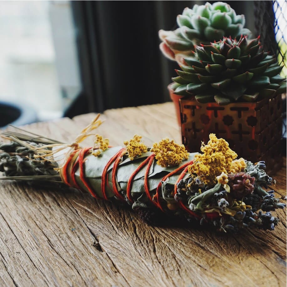 Defne Yaprağı Tütsüsü