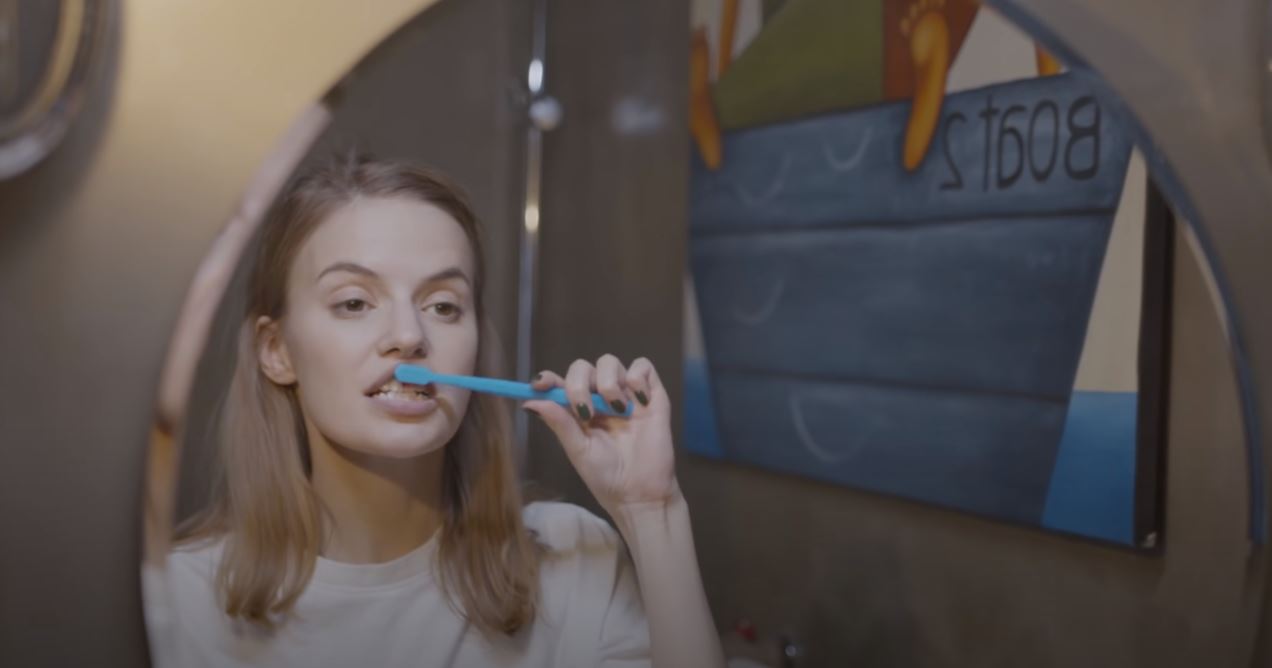 Astronotlar uzayda diş fırçalama