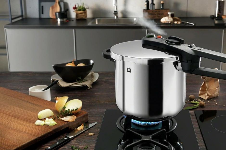 Ateşe koyduktan ve kapağını kapattıktan sonra düdüğü dik konuma getirmelisiniz