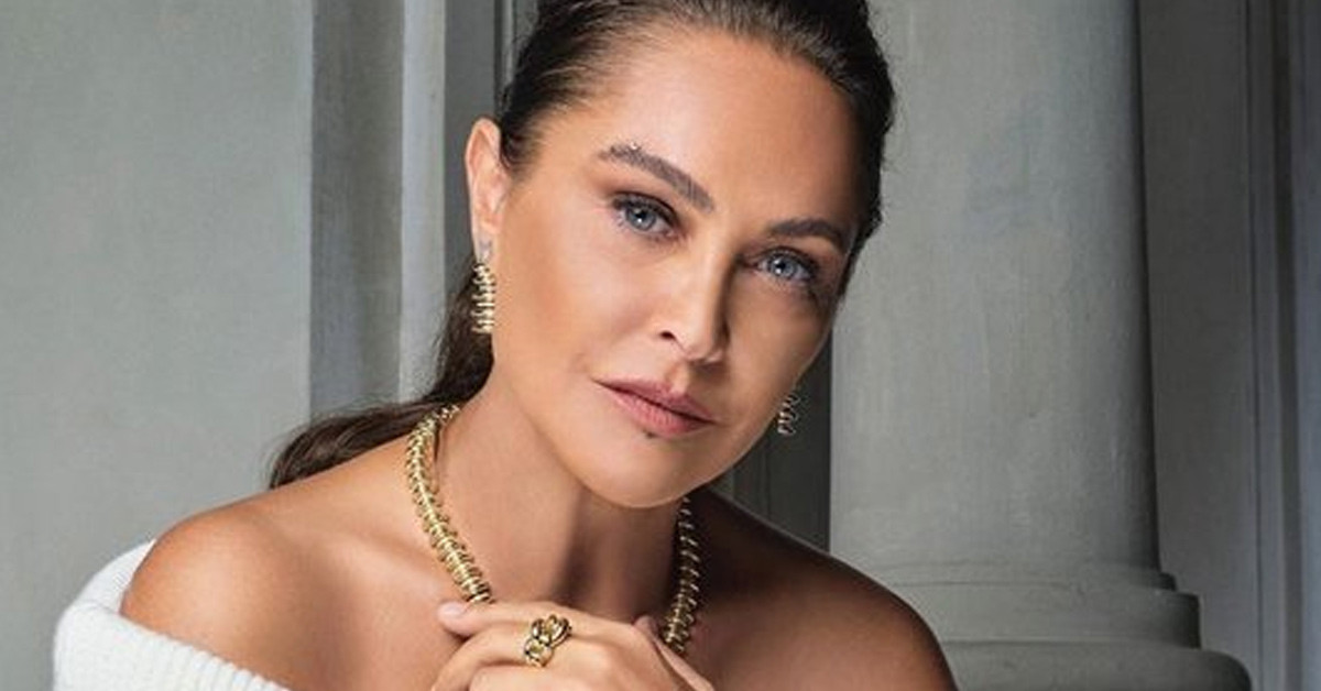 Hülya Avşar kamera karşısında soyundu 