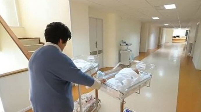 İKİZLER KORUYUCU AİLEYE VERİLECEK