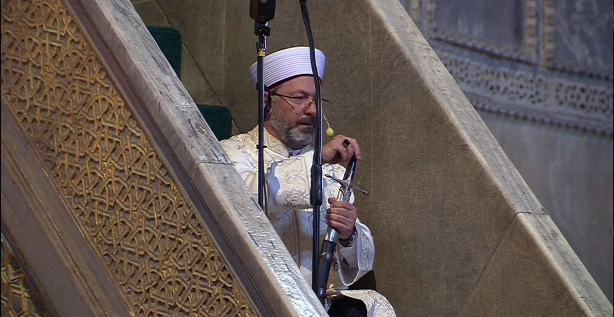 ALİ ERBAŞ, KILIÇLA HUTBE OKUDU