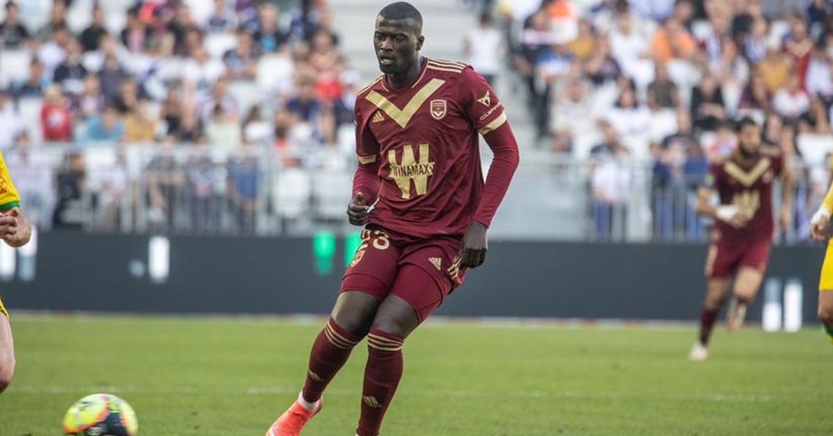 Golleriyle dikkatleri üzerine çekti