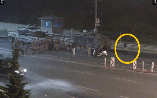 Köprüde Bir Kadın Daha Tanklara Direndi