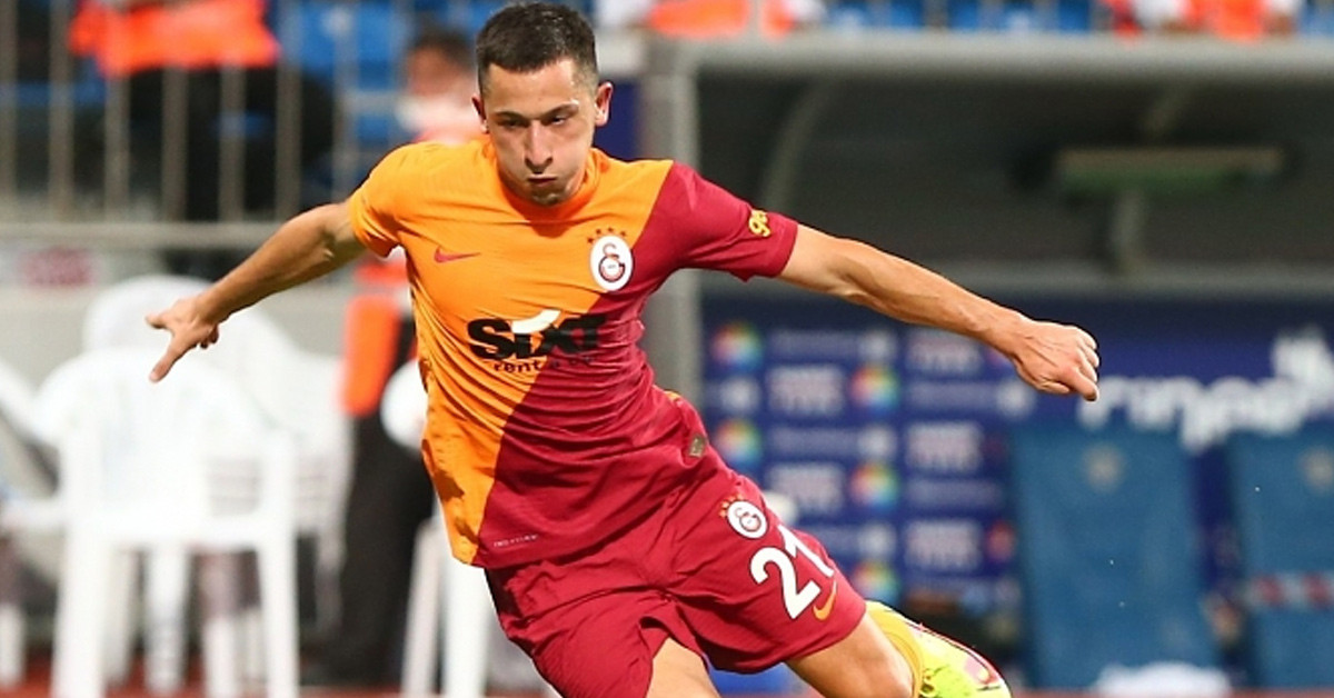 HANGİ MEVKİDE OYNUYOR?