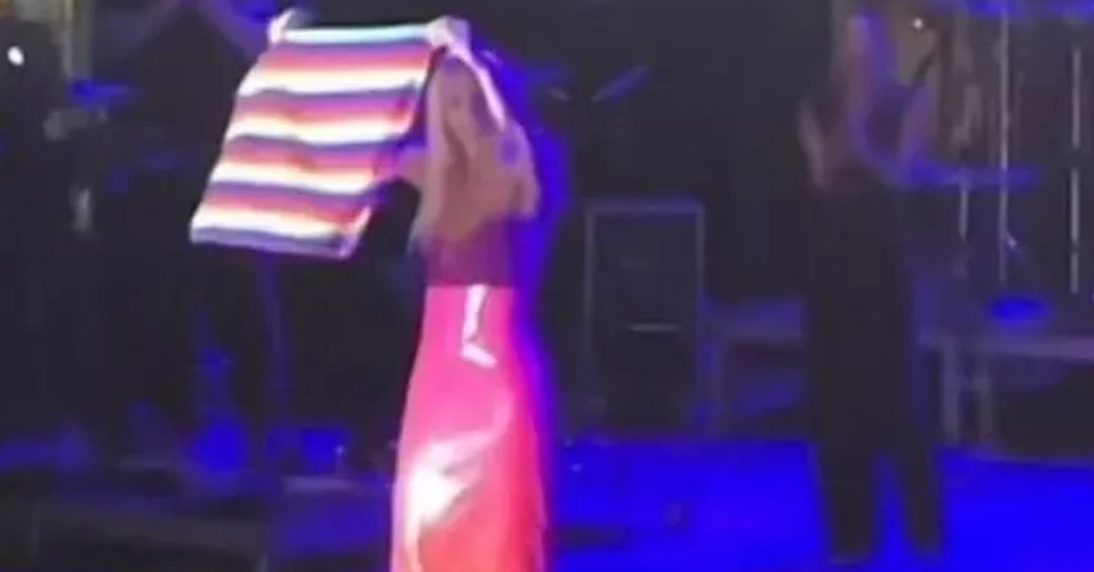 LGBT bayrağı açtı