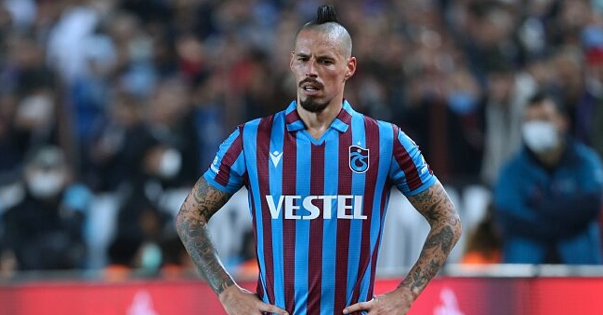 HANGİ MEVKİDE OYNUYOR?