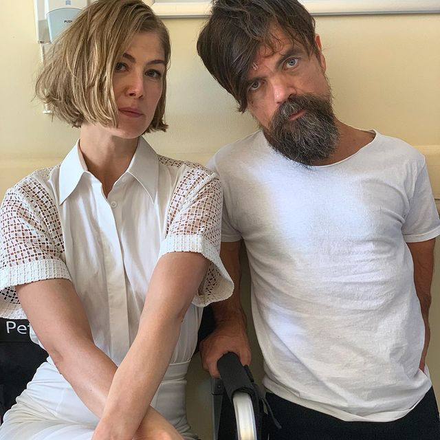 ROSAMUND PİKE SEVGİLİSİ – EŞİ