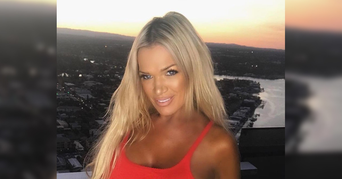 Kızlara taş çıkarıyor