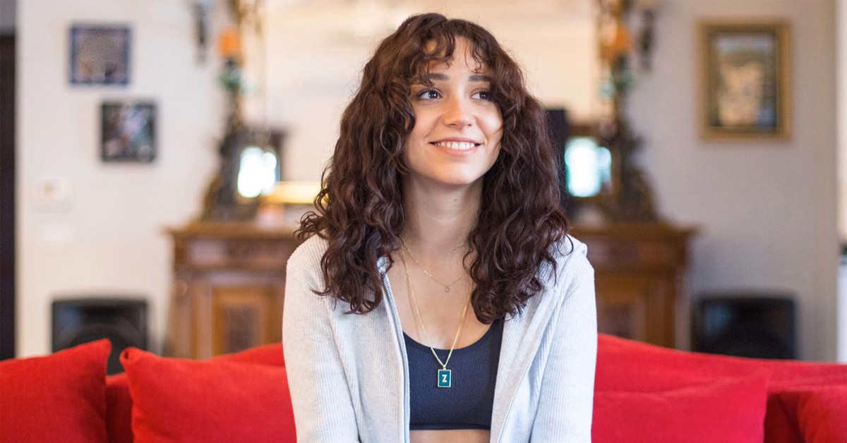 ZEYNEP BASTIK KİMDİR?