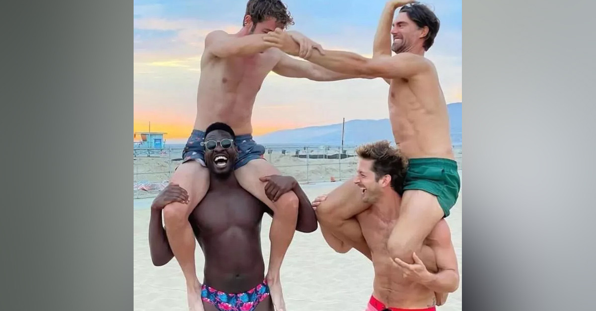 Erkeklerle deve güreşi