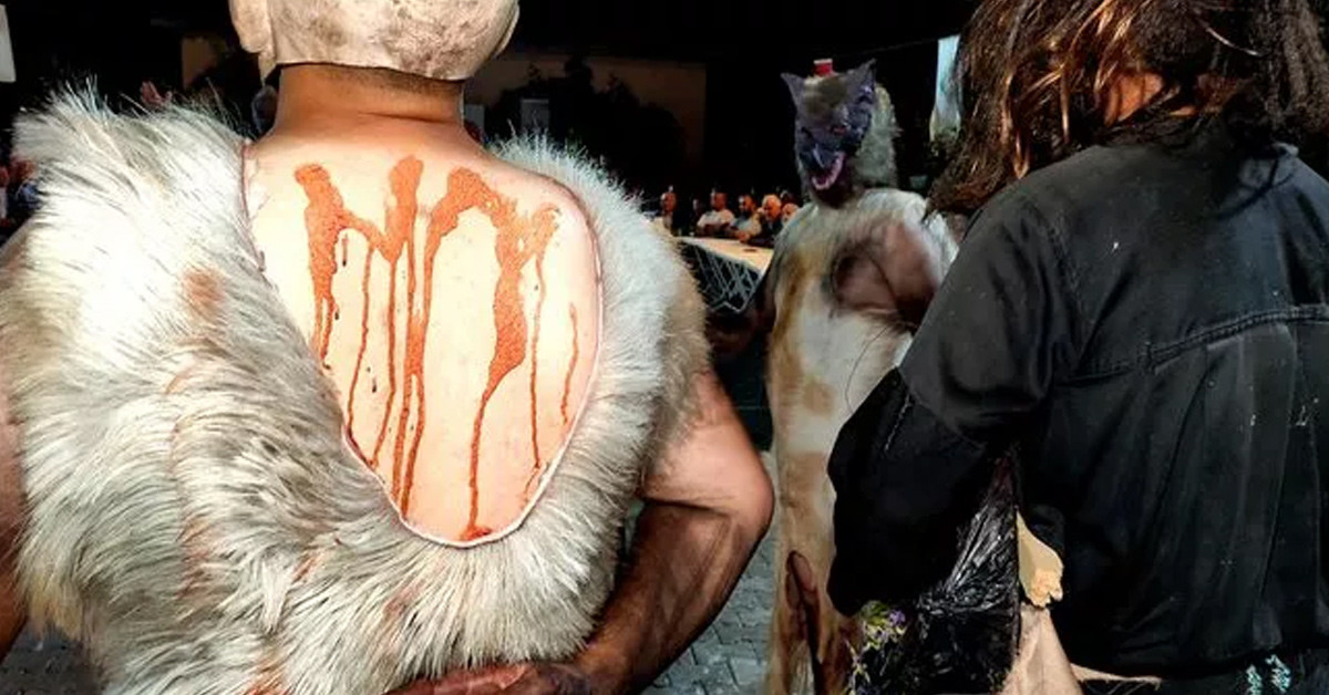 Kurban derilerini giyiyorlar