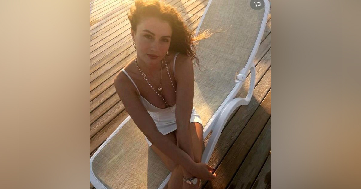 Beyaz derin dekolteli elbisesi