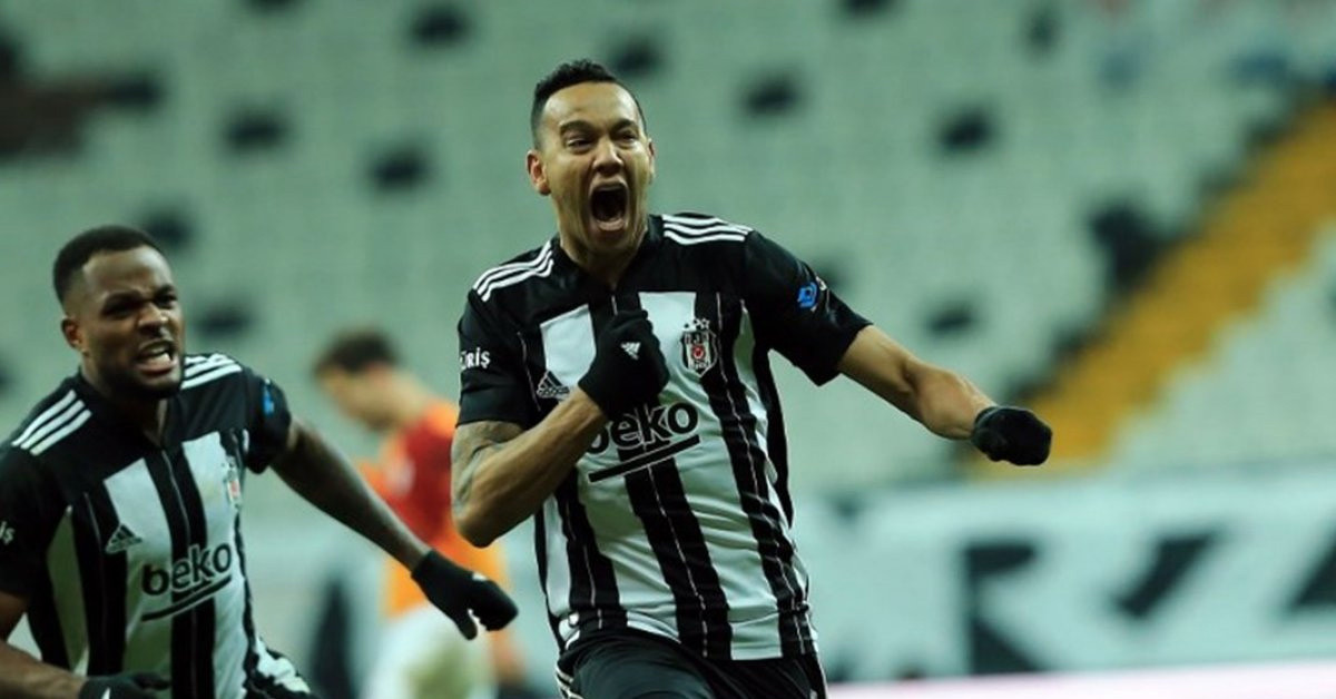 Performansı alkış almakta!