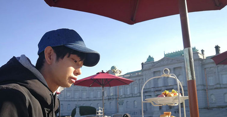 Sadece insanlara eşlik ederek para kazanıyor