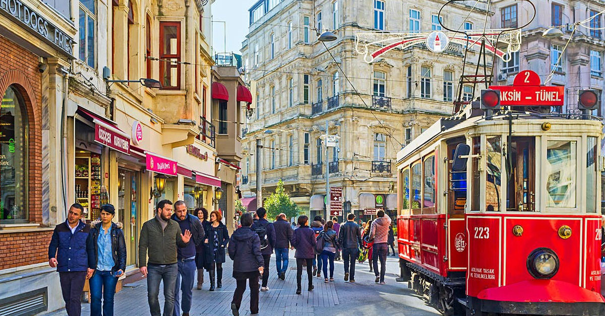 İstanbul’un her sokağı bir kasabadır