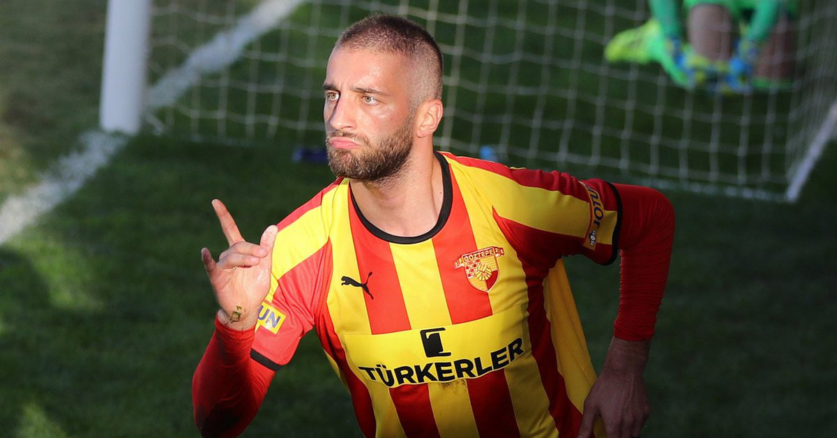 HANGİ MEVKİDE OYNUYOR?