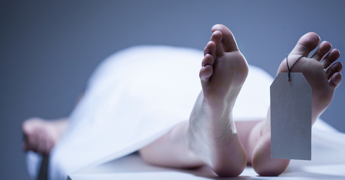 Ölü insanlarla ilişkiye giriyor