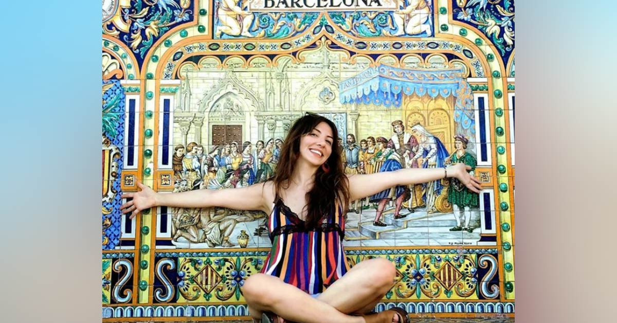 Derin dekolteli pozu