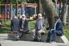 TÜRKİYE NÜFUSUNUN ORTANCA YAŞI YÜKSELDİ