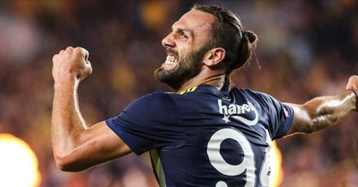 HANGİ MEVKİDE OYNUYOR?