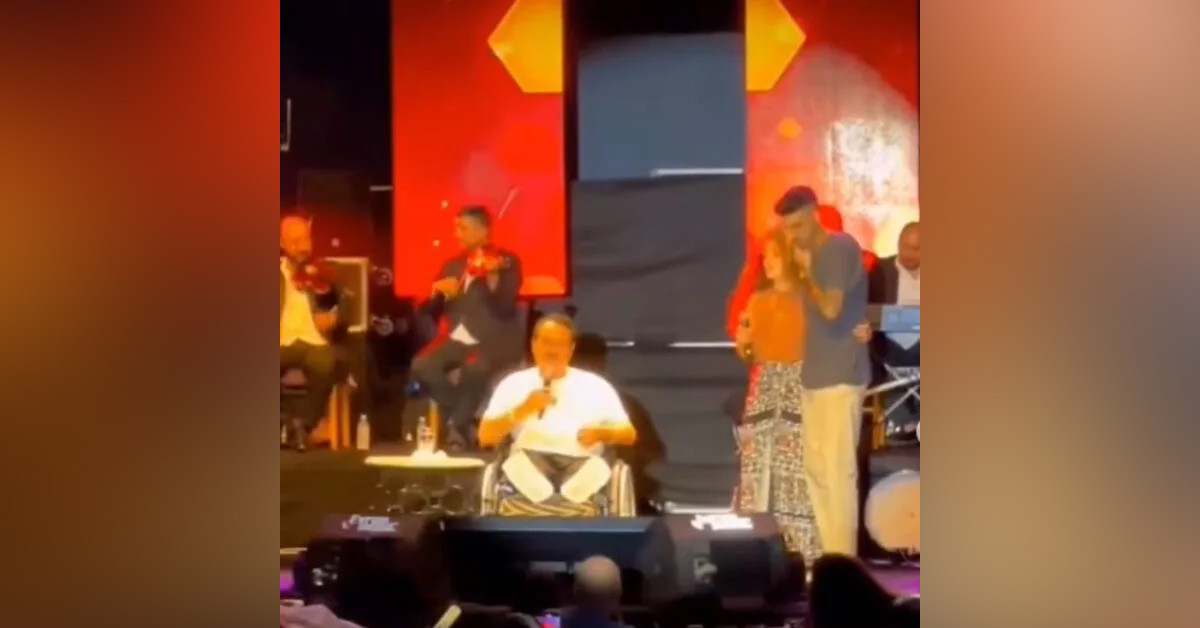 Alçılı ve tekerlekli sandalyeyle şarkı söyledi