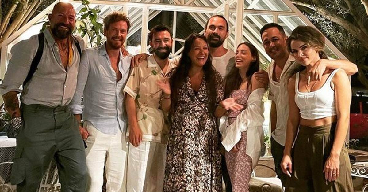 Arkadaşlarıyla poz verdi