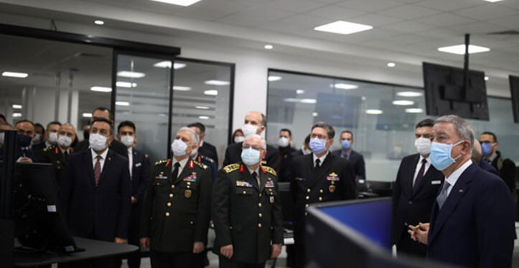 Bakan Akar nişancı simülatörünü bizzat denedi