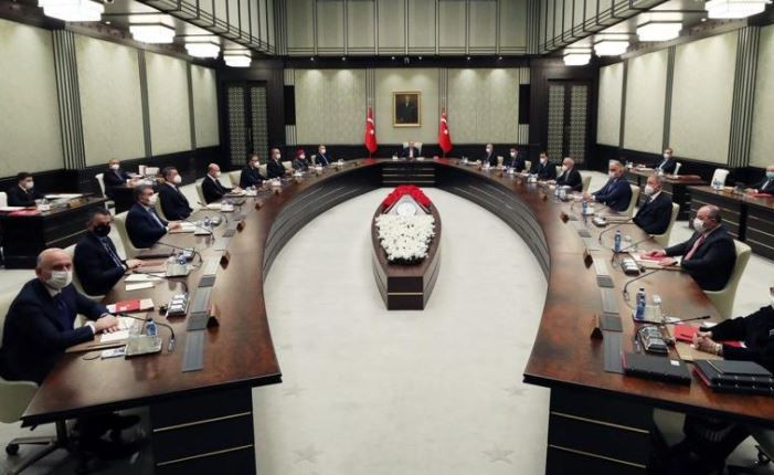 65 YAŞ VE 20 YAŞ ALTI VATANDAŞLAR İÇİN ANKARA'DA SOKAĞA ÇIKMA KISITLAMASI SONA ERDİ