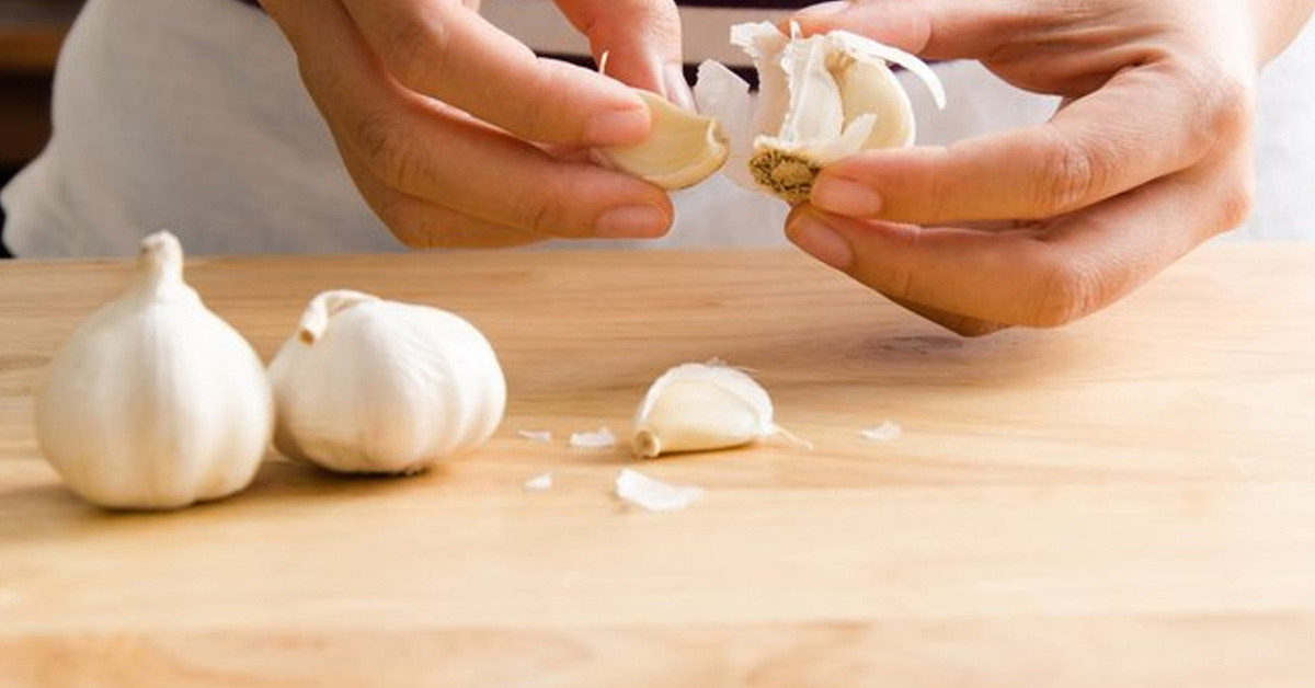 Soğan ve sarımsağı kabukları ile ateşe atmak