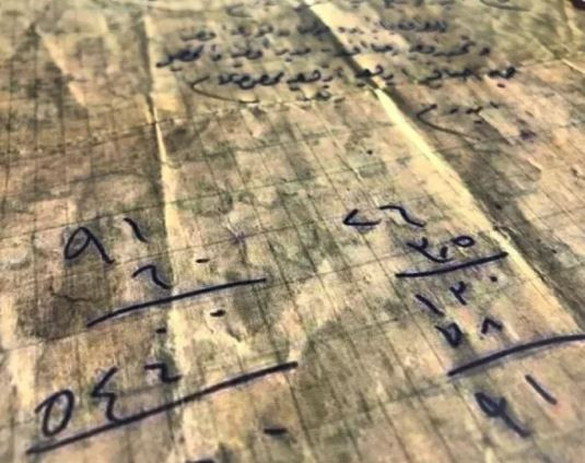 KARŞIMIZDA CANLI BİR ŞEKİLDE DURUYOR DA SELAM EDİYORMUŞ GİBİ YAZMIŞ