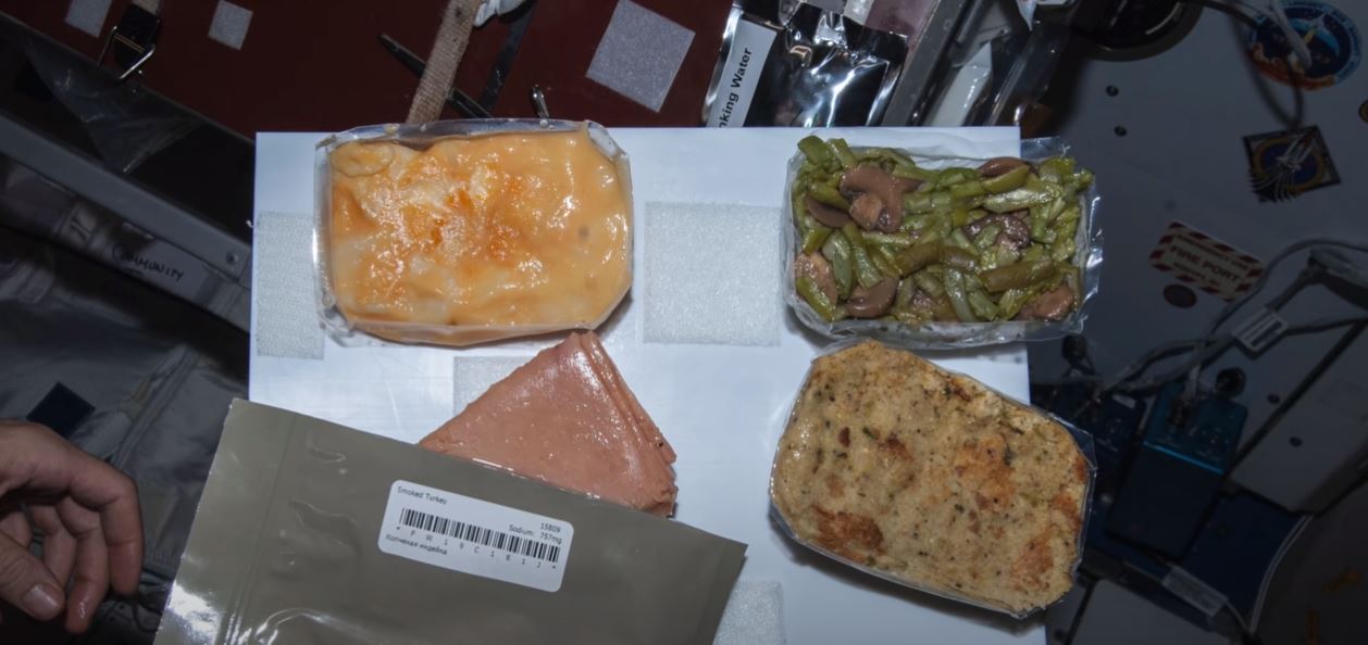 Astronotlar uzayda yemek