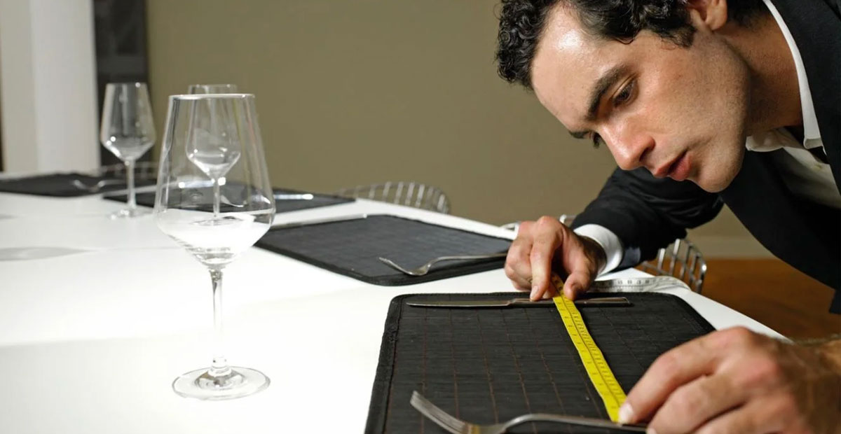 4-) Takıntılı hale getirilmiş devamlı davranış kalıpları ve sözcükler