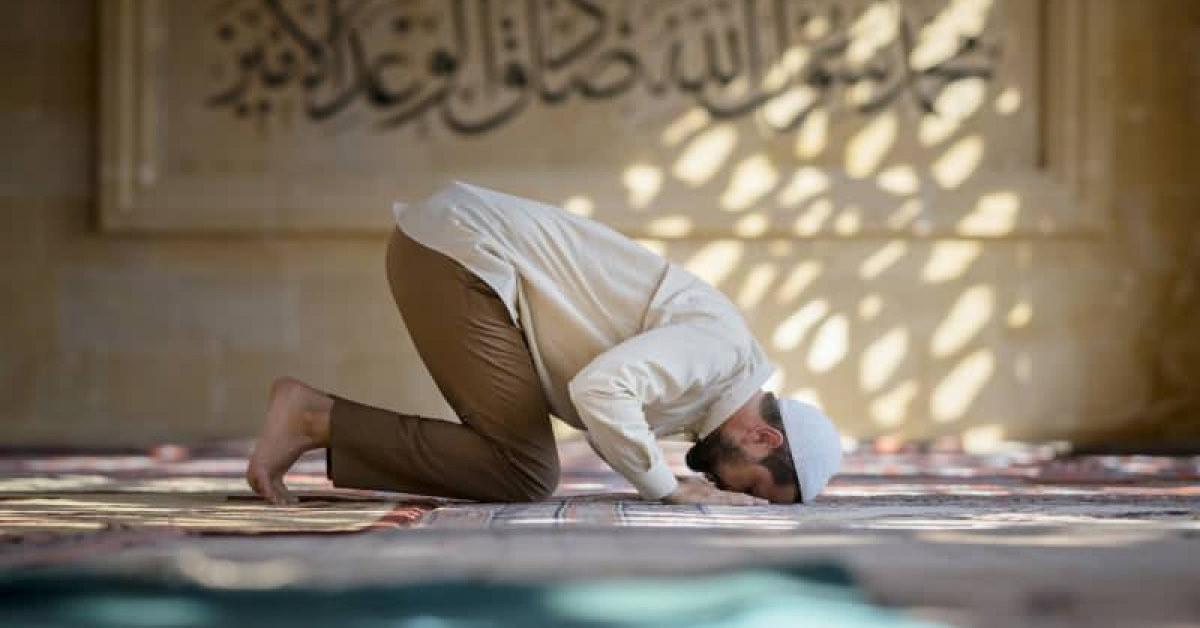 Bayan cenazesinin yüzünün görünmesi ona mânen zarar verir mi?