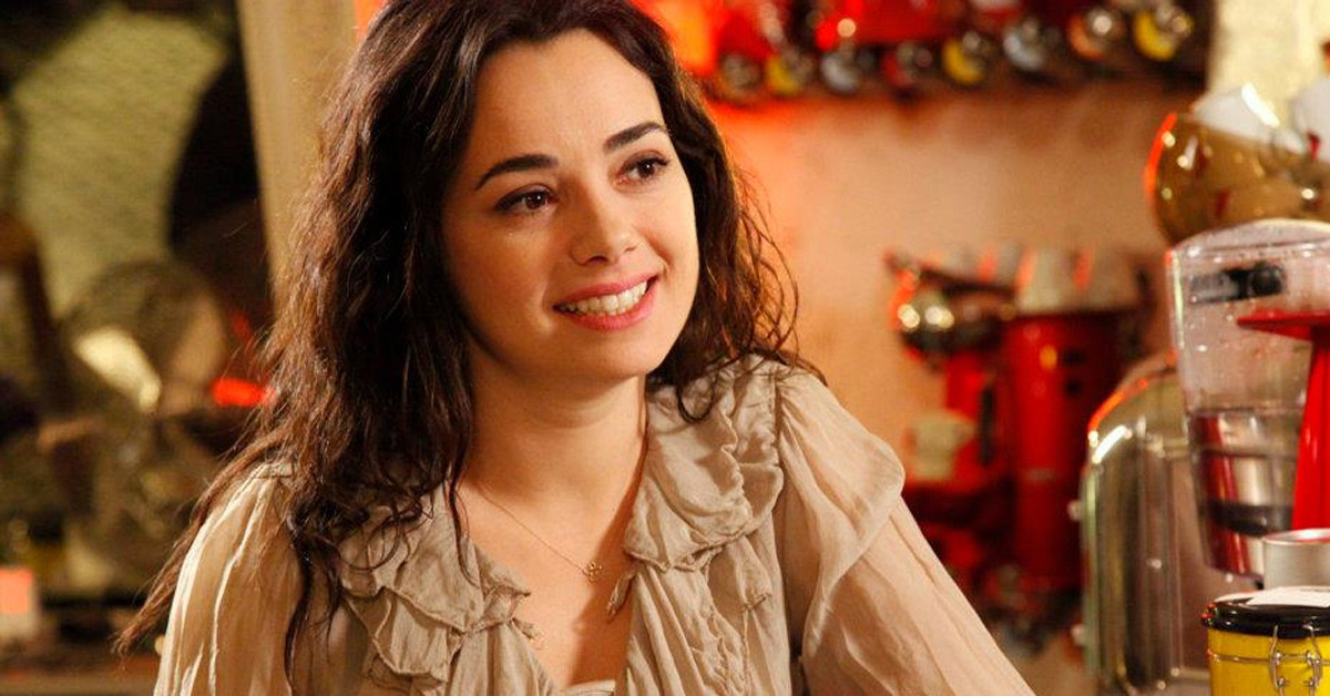 OYUNCULUK KARİYERİNE TELEVİZYONDA BAŞLADI