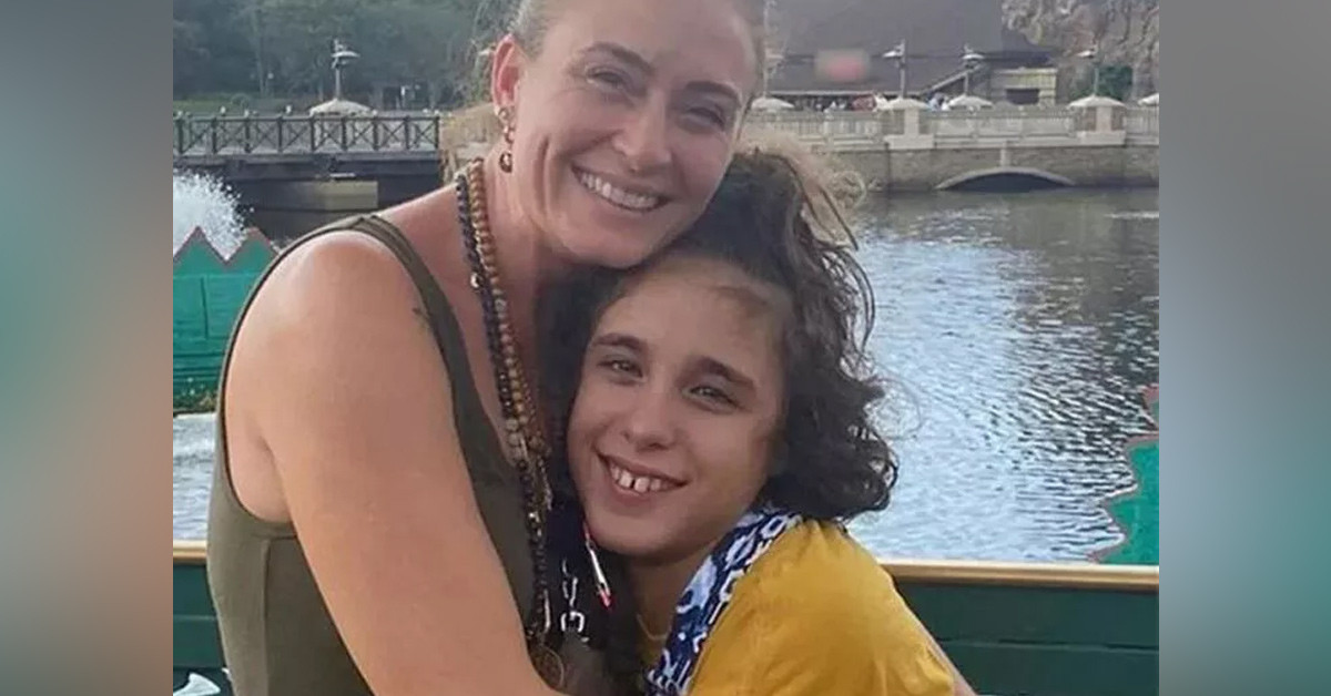 Melisa'yı kucağına aldı