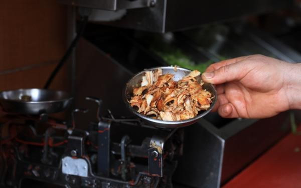 Tavuğun Yağlı Kısmını Koyuyorlar